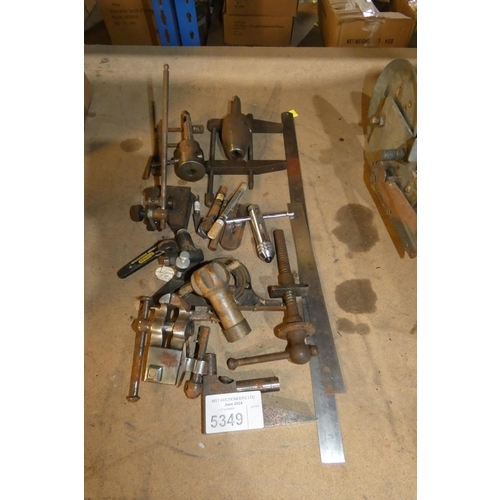 5349 - A quantity of various engineering items including a small vice, 2 metal rulers etc