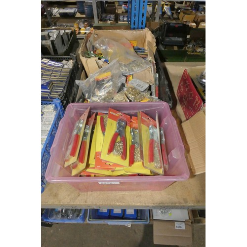 5378 - A quantity of eyelet pliers and eyelets. Contents of 2 plastic crates which are not included