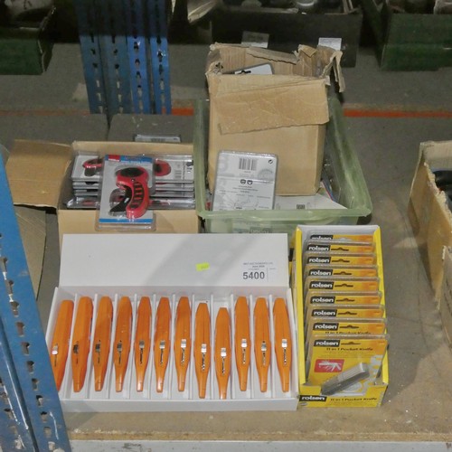 5400 - A quantity of various bladed tools including Rolson pocket knives, Hilka rotary cutters and Irwin kn... 