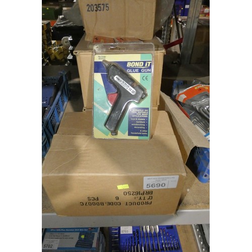 5690 - A quantity of Bond-It glue guns and glue sticks