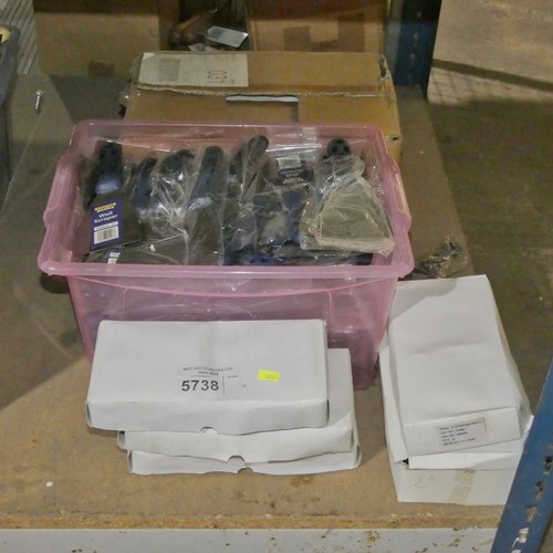 5738 - A quantity of Focus Basics wall scrapers. Please note that the plastic box is not included