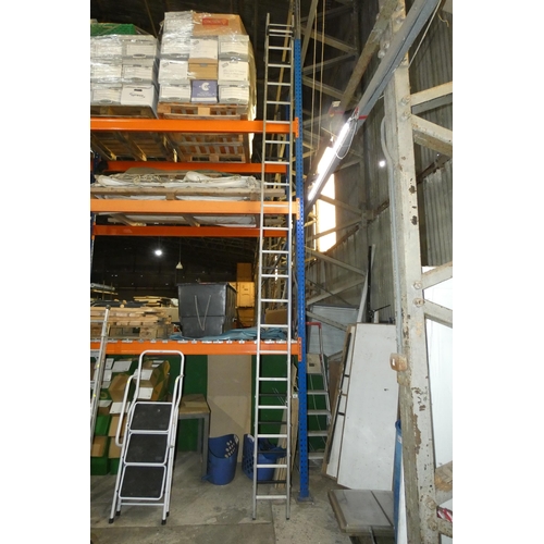 5953 - An aluminium roof ladder (21 rung)