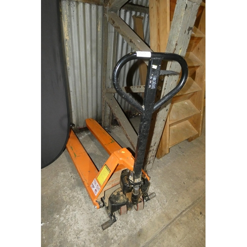 5972 - A set of Northern high lift pallet trucks capacity approx 1000kg - Tested working . Max height appro... 