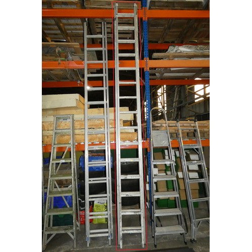 5949 - A double extending aluminium ladder (2 x 15 rung)