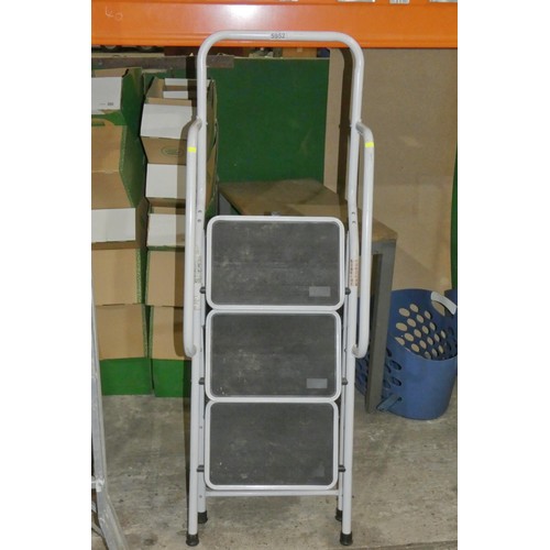 5952 - A set of white painted metal folding steps