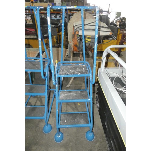 5989 - A set of blue metal warehouse steps (3 tread)