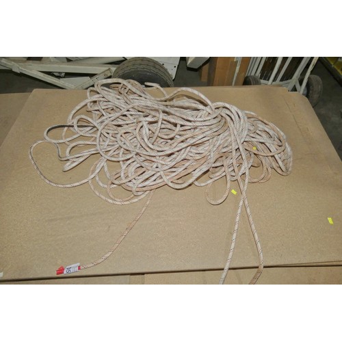 6051 - 1 x length of rope (length unknown)