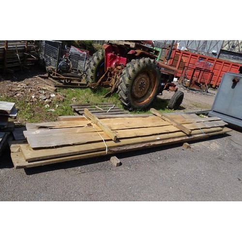 6527 - A quantitiy of various timber to include 15 x 5.5, 28 x 3.5cm etc, lengths vary up to approx 510cm -... 