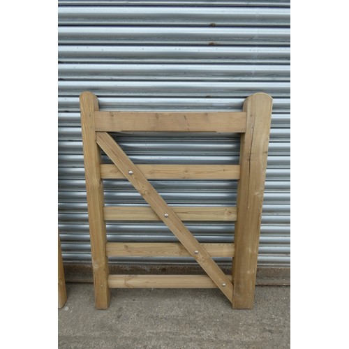 6533 - 1 x wooden gate measuring approx 91cm wide