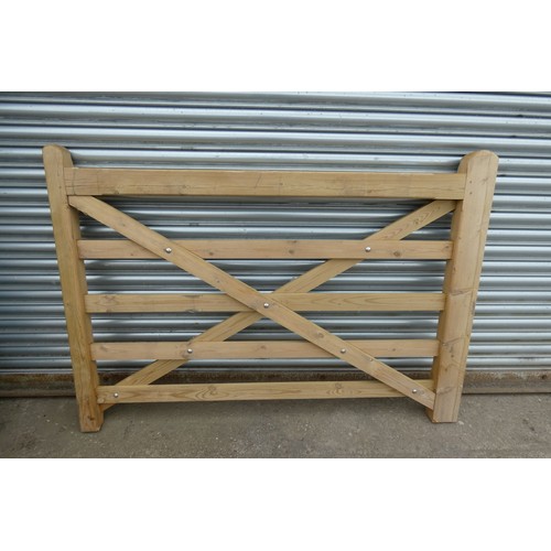 6534 - 1 x wooden gate measuring approx 170 cm wide