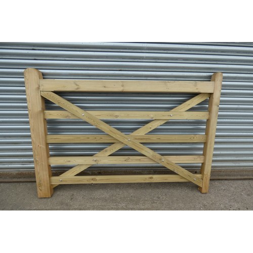 6534 - 1 x wooden gate measuring approx 170 cm wide