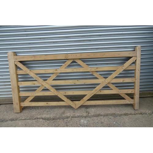 6535 - 1 x wooden gate measuring approx 244cm wide