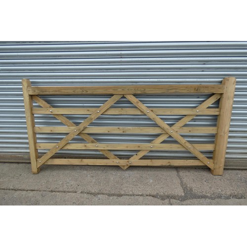 6535 - 1 x wooden gate measuring approx 244cm wide