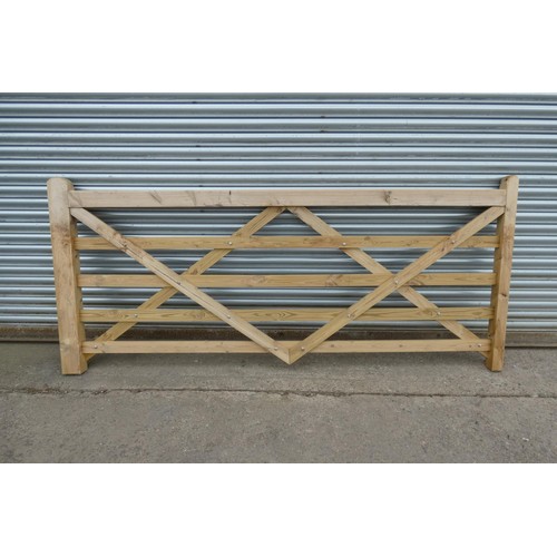 6536 - 1 x wooden gate measuring approx 275cm wide