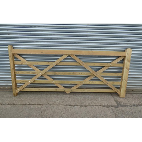 6536 - 1 x wooden gate measuring approx 275cm wide