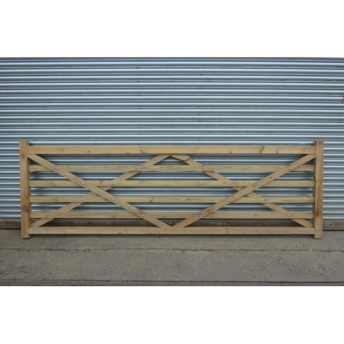 6539 - 1 x wooden gate measuring approx 365cm wide, please note there is damage to the cross rail