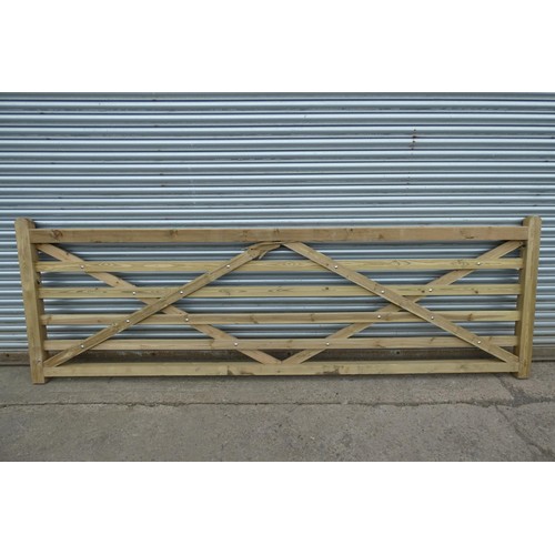 6539 - 1 x wooden gate measuring approx 365cm wide, please note there is damage to the cross rail