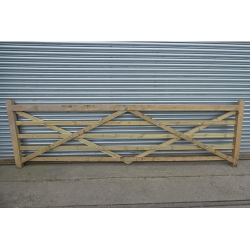 6540 - 1 x wooden gate measuring approx 396cm wide, please note there is damage to the cross rail