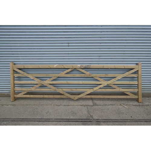 6540 - 1 x wooden gate measuring approx 396cm wide, please note there is damage to the cross rail