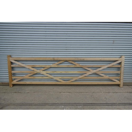 6541 - 1 x wooden gate measuring approx 427cm wide