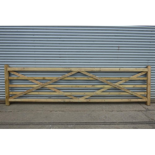 6541 - 1 x wooden gate measuring approx 427cm wide