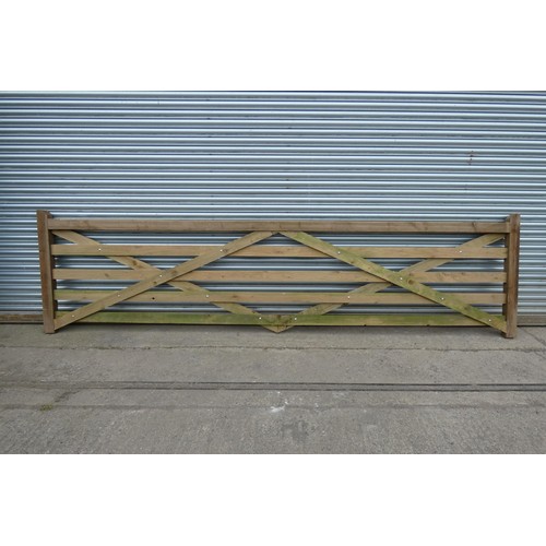 6542 - 1 x wooden gate measuring approx 458cm wide