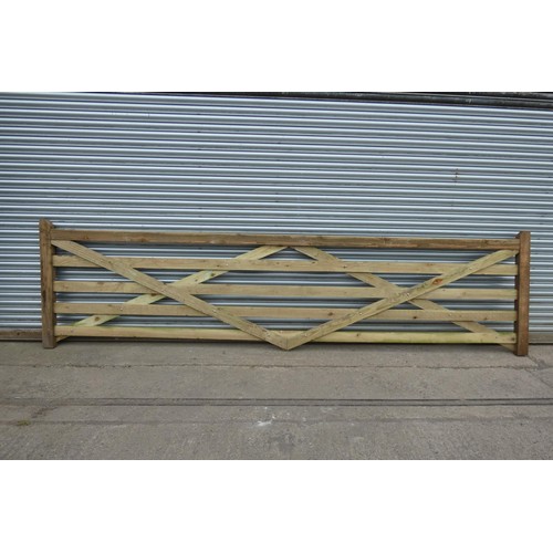 6542 - 1 x wooden gate measuring approx 458cm wide