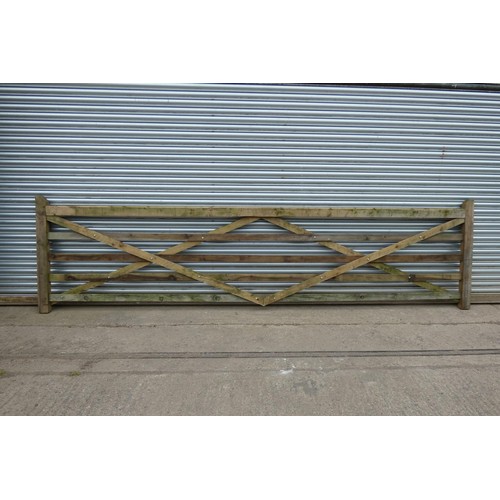 6543 - 1 x wooden gate measuring approx 458cm wide