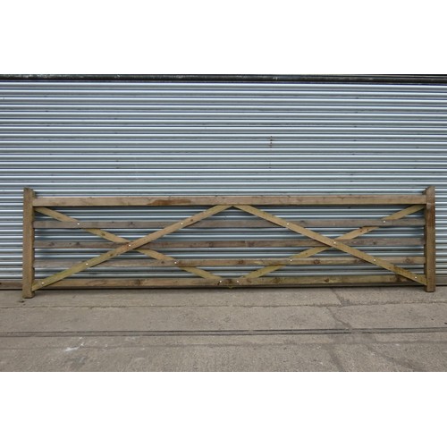 6543 - 1 x wooden gate measuring approx 458cm wide