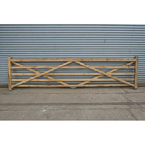 6546 - 1 x wooden gate measuring approx 457cm wide - please note there is damage to this gate, see pictures