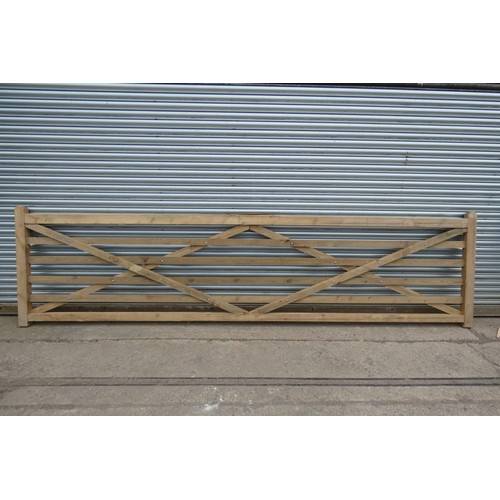 6544 - 1 x wooden gate measuring approx 460cm wide - Damage to top rail