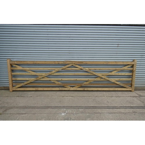 6544 - 1 x wooden gate measuring approx 460cm wide - Damage to top rail