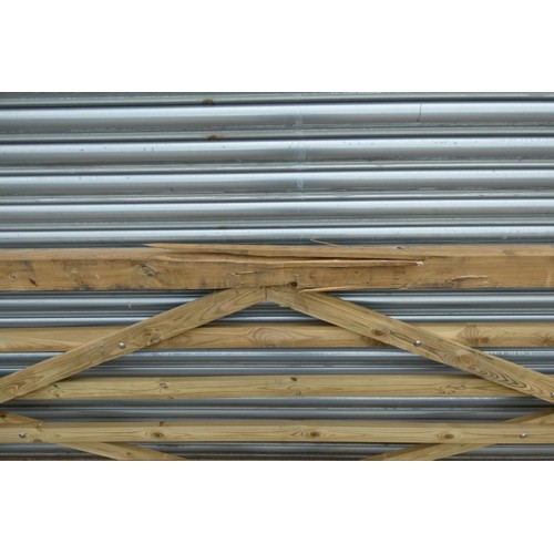 6544 - 1 x wooden gate measuring approx 460cm wide - Damage to top rail