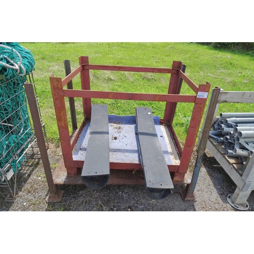 6513 - 2 x various metal stillages, please note 1 of these is damaged and 2 x lengths of black rubber buffe... 