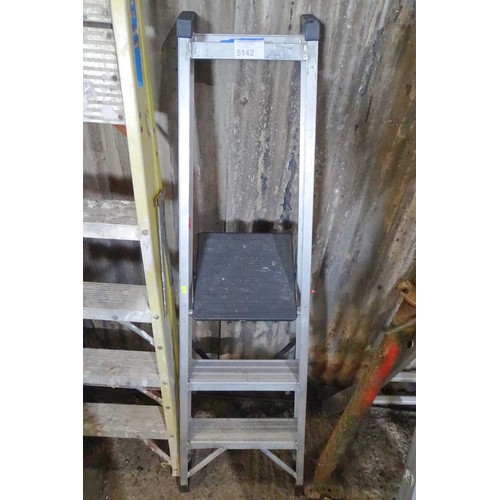 5142 - 1 x Clow aluminum step ladder