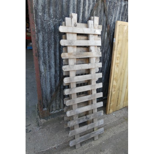 6549 - 3 x picket fence panels measuring approx 183cm l x 60cm high