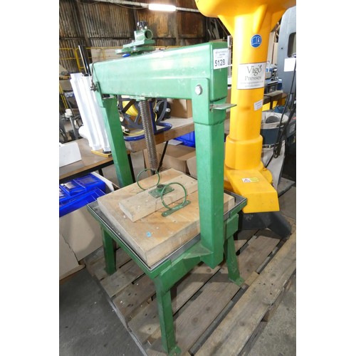 5128 - 1 x Speidel electric apple mill / crusher 240v and 1 x Vigo green metal screw fruit press - Working ... 