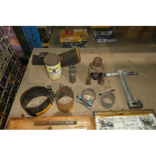 5345 - A quantity of auto engineering items including a Pickavant variable cam action valve lifter, a Picka... 