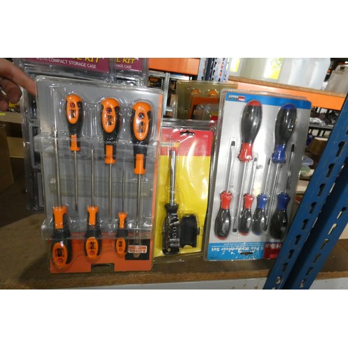 5383 - A quantity of various screwdrivers. Contents of 1 plastic box which is not included