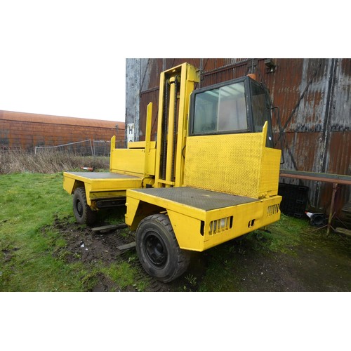 6330 - 1 x Boss 556/MK5B-2, diesel operated side load forklift truck, YOM 1989, capacity 5000kg, SN. 01502,... 