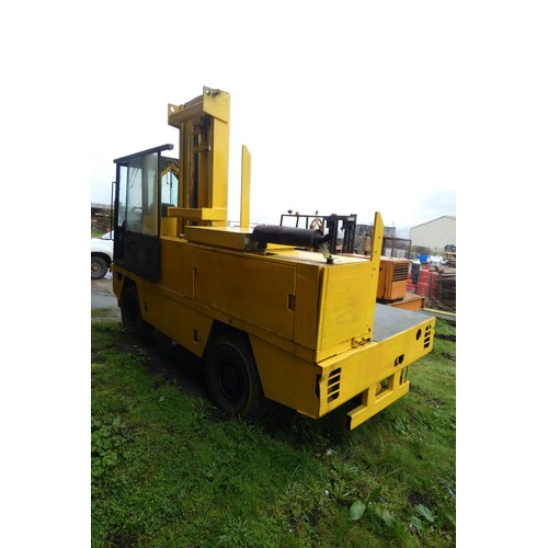 6330 - 1 x Boss 556/MK5B-2, diesel operated side load forklift truck, YOM 1989, capacity 5000kg, SN. 01502,... 