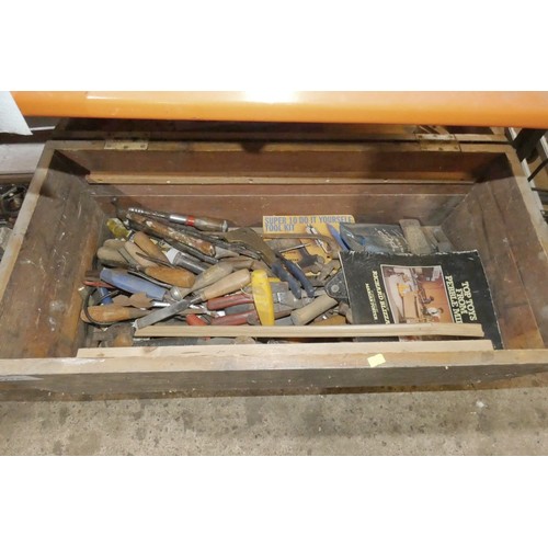 5274 - 1 x carpenters wooden tool chest with hinged lid containing a quantity of various mainly wood workin... 