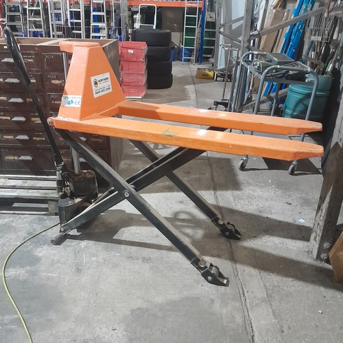 5972 - A set of Northern high lift pallet trucks capacity approx 1000kg - Tested working . Max height appro... 