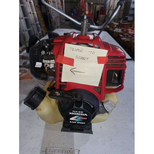 6005 - 1 x Honda UMK425E petrol engine four stroke strimmer with a harness & spare blade.