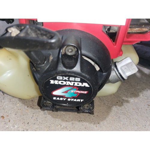 6005 - 1 x Honda UMK425E petrol engine four stroke strimmer with a harness & spare blade.