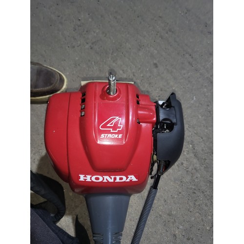 6005 - 1 x Honda UMK425E petrol engine four stroke strimmer with a harness & spare blade.