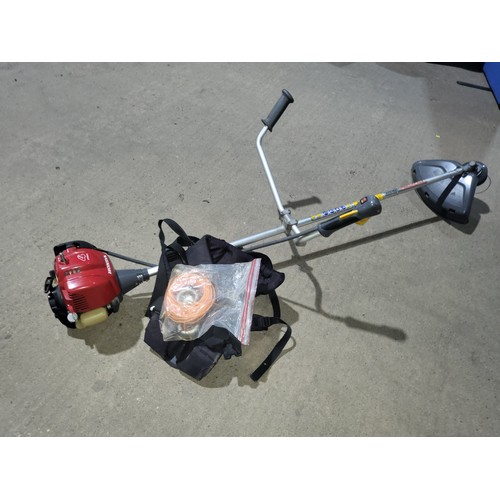 6005 - 1 x Honda UMK425E petrol engine four stroke strimmer with a harness & spare blade.