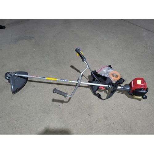 6005 - 1 x Honda UMK425E petrol engine four stroke strimmer with a harness & spare blade.