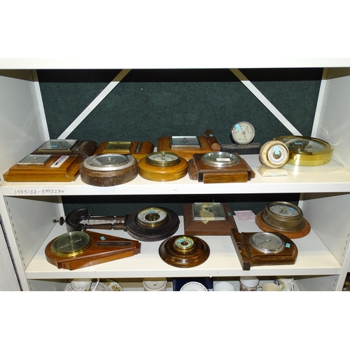 3059 - A quantity of miscellaneous vintage aneroid barometers (two shelves)