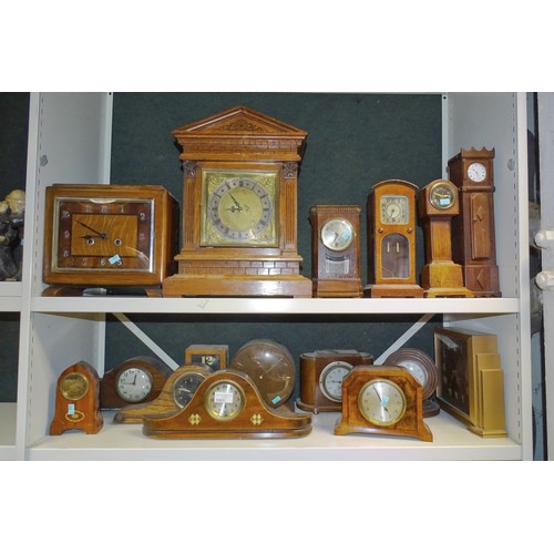 3061 - A quantity of decorative vintage wooden mantle clocks (two shelves)